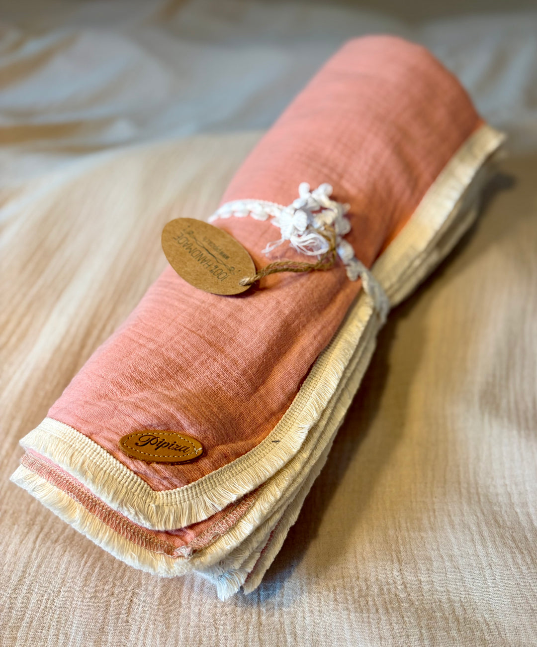 Sommerdecke aus Musselin rosa Fransen hellbeige