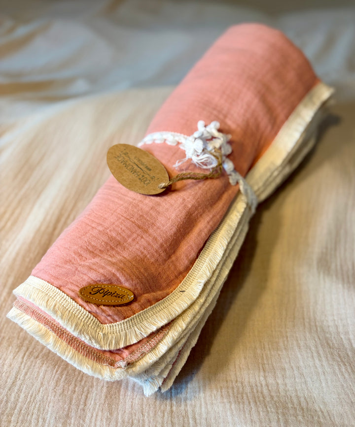 Sommerdecke aus Musselin rosa Fransen hellbeige