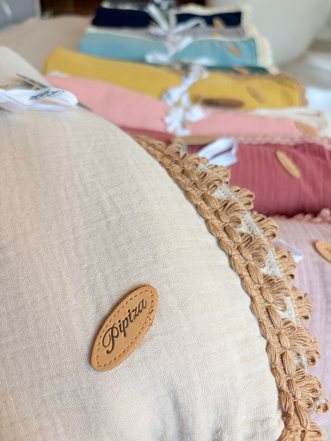 Sommerdecke aus Musselin hellbeige mit Schlaufen Mocca